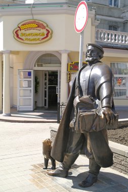 Bir şehir sokak üzerinde neşeli tüccar heykel