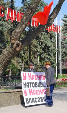 İki adamın bir şehir sokak üzerinde siyaset hakkında diyalog