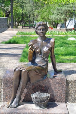Çiçekçi kıza heykel.