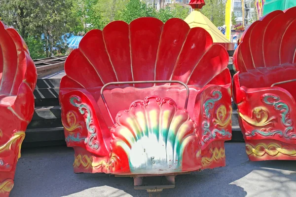 Atracciones de instalación en parque de la ciudad — Foto de Stock