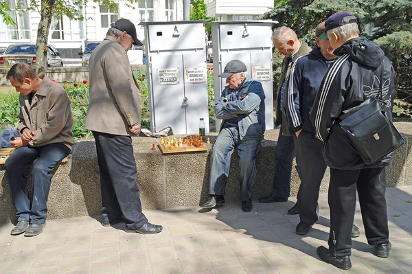 Ludzie grają w szachy w parku miejskiego — Zdjęcie stockowe