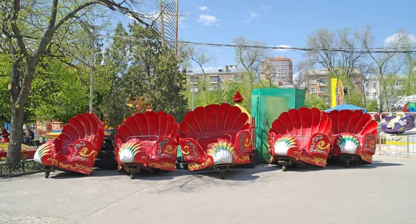 Atracciones de instalación en parque de la ciudad — Foto de Stock