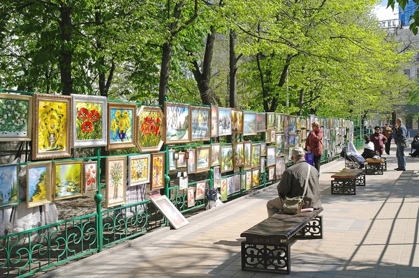 Vernissage in city park — Stock Photo, Image
