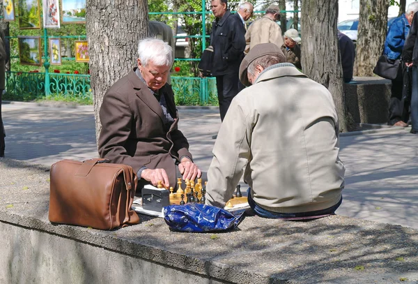 Люди играют в шахматы в городском парке — стоковое фото