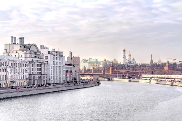 莫斯科。这条河和 Raushskaya 路堤视图 — 图库照片