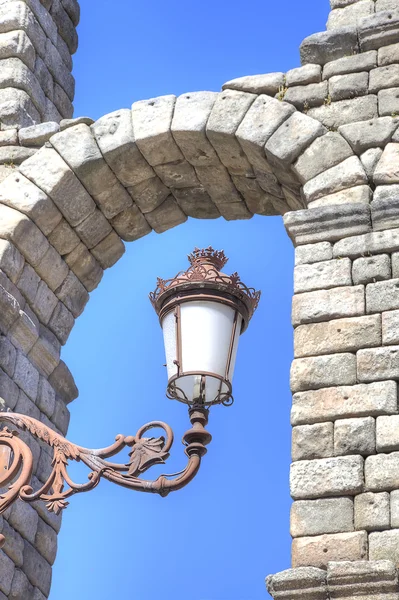 Segovia, paesaggio urbano. Lanterna su un muro — Foto Stock