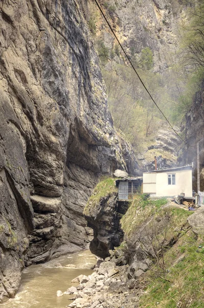 Chegem Schlucht. Café auf der Klippe — Stockfoto