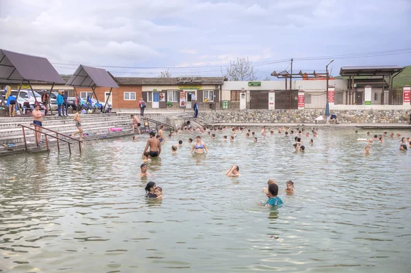 Människor simma i poolen med varmt vatten — Stockfoto