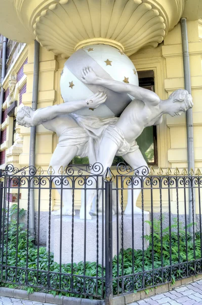 Des atlas contenant une sphère céleste. 1899 ans. Ville d'Odessa — Photo