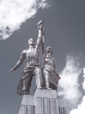 Heykel işçi ve Kolhoz kadın. Kızılötesi fotoğraf