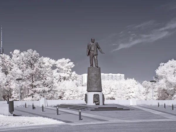 Памятник конструктору Королеву в Москве на Аллее космонавтов. Infr — стоковое фото