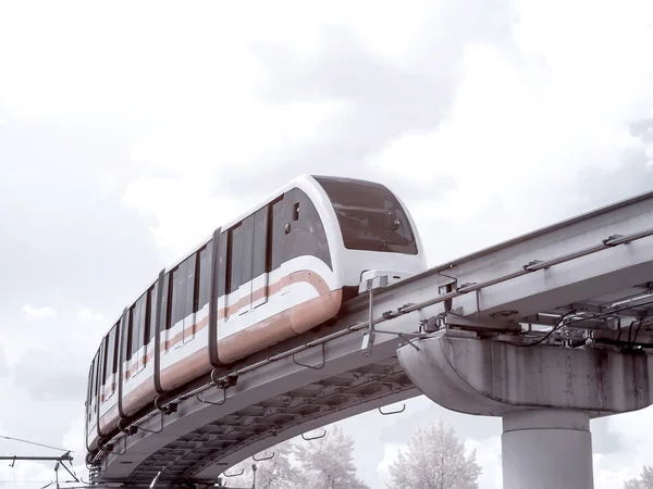 Monorail. Infraröd fotografering — Stockfoto