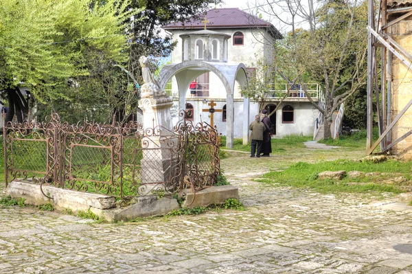 Abhazia. Grondgebied oude tempel van Dormition van meest heilige onze — Stockfoto