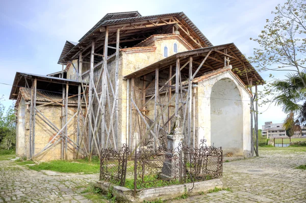 Abhazia. Un templo de la Dormición de la Santísima Virgen está en un mal —  Fotos de Stock