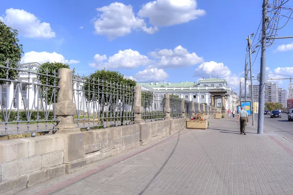 Moskau. Stadtbild. einer der berühmten Stalin-Wolkenkratzer — Stockfoto