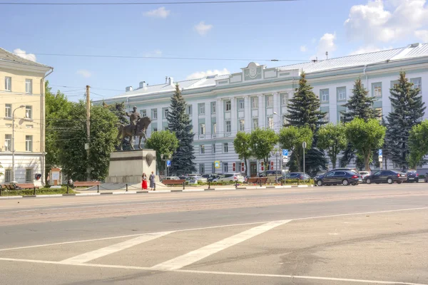 Tver. Monumento al príncipe Mijaíl de Tver y administrati —  Fotos de Stock