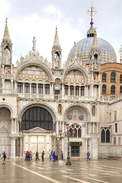 Dekoration på en fasad av basilikan Saint mark — Stockfoto