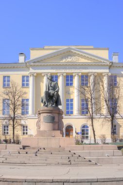 Lomonosov anıt bir arka planda Moskova Devlet Üniversitesi
