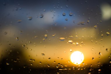 Yağmur damlaları cama düşer