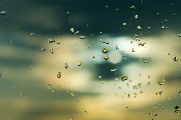 Gotas de chuva em vidro — Fotografia de Stock