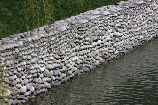 Stone fence at the old lake — Stock Photo, Image