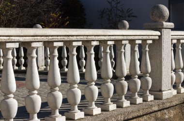 Traverten taş sütunlar