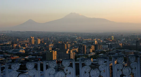 Ciudad vista en la montaña Ararat de Yereván (Ereván) — Foto de Stock