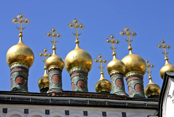 Kupoler av Kremlins kyrkor och katedraler. — Stockfoto