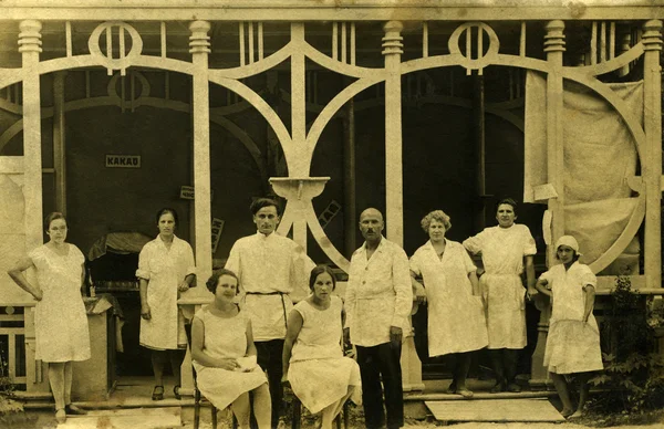 Very old black and white photo of a group restaurant workers. — Stock Photo, Image