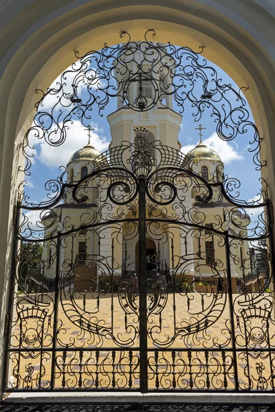 Dörren till ryska kyrkan i Nalchik city. — Stockfoto