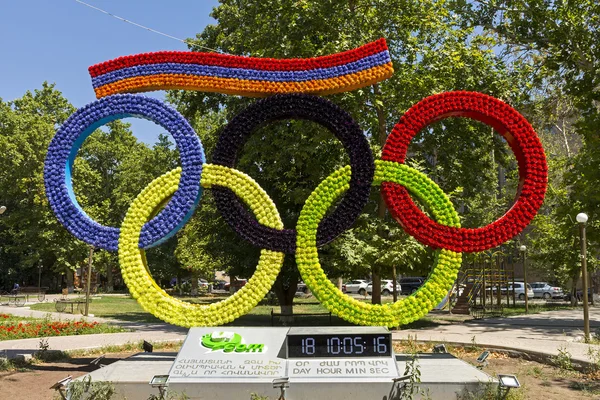 Çiçeklerden yapılmış Olimpiyat yüzükleri. — Stok fotoğraf