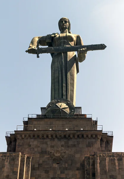 Anya Örményország szobor vagy Mayr hayastan Jerevánban. — Stock Fotó