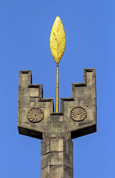 Monumento con hoja de oro en Ereván. — Foto de Stock