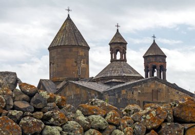 Eski ortaçağ kilisesi gri gökyüzü arka planına karşı, Ermenistan.