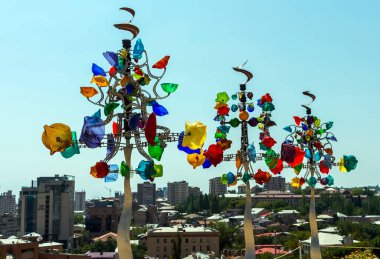 Erivan, Ermenistan 'da gökyüzünde cam süslemeli dekoratif ağaç.