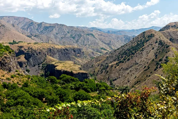 夏の日にアルメニアの山の中で — ストック写真