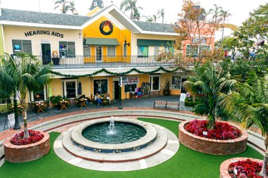 CARLSBAD, CA - 16 Kasım 2016: Carlsbad, Kaliforniya, Amerika Birleşik Devletleri 'ndeki otelin güzel avlusunun manzarası.