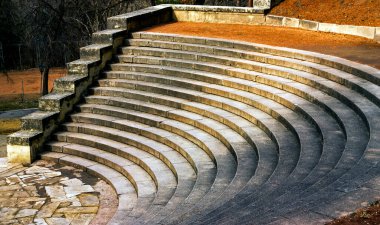 Güzel mimari yapı, parktaki eğimli eski merdivenler..