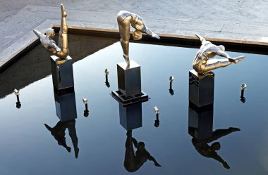 YEREVAN, ARMENIA - 24 Eylül 2015: Erivan, Ermenistan 'da çağlayan bir merdivende suyu olan bir havuzda jimnastikçi heykeli.