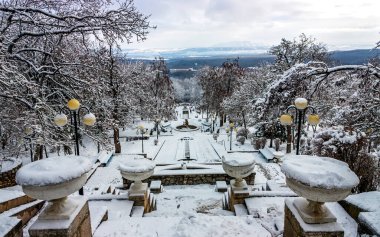 Rusya 'nın Zheleznovodsk tatil beldesi parkının karla kaplı merdivenleri..