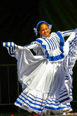 SAN DIEGO, CA - Mayıs 03.2014: San Diego, Kaliforniya 'da düzenlenen Fiesta' ya Dansçı Katılımcılar.