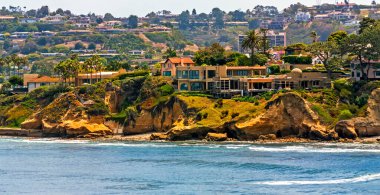 San Diego, California, ABD yakınlarındaki La Jolla 'nın ev, su ve kıyı manzarası.