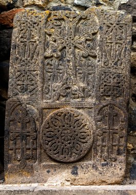 Ermenistan 'daki manastırda Ortaçağ Khachkar (çapraz taş).