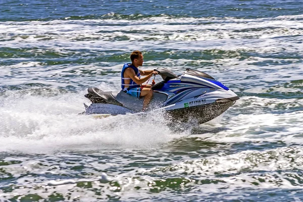 2014年5月18日 加利福尼亚州圣迭戈 一名身份不明的男子在加利福尼亚的海洋上驾驶一艘汽艇 — 图库照片