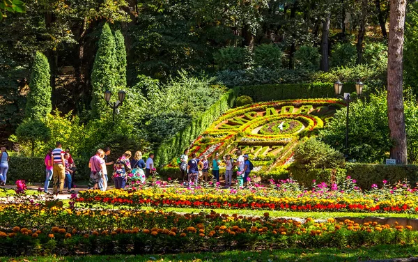 Kislovodsk Russland September 2017 Blumenbeet Mit Uhr Ferienort Kislovodsk Nordkaukasus — Stockfoto