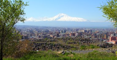 Ağrı Dağı ve Yerevan şehir.