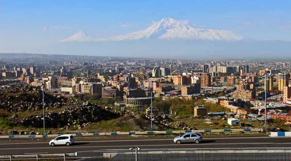 Efsanevi dağ Ararat ve Erivan şehri.