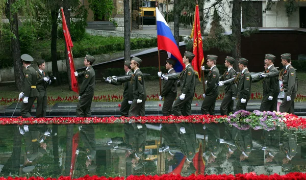 Guard of honor passes near memorial "Bowl of Tears" — Stock Photo, Image