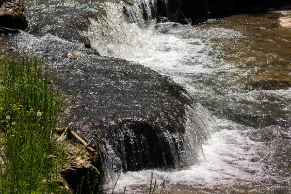 Il fiume di montagna — Foto Stock