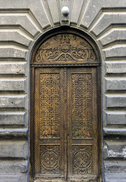 Stare drzwi rzeźbione — Zdjęcie stockowe